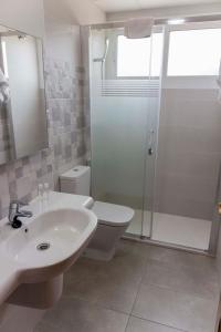 Koupelna v ubytování Hotel Herasu + 13 fotografií