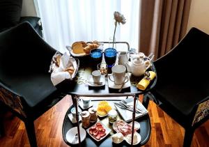 un tavolo con un vassoio di prodotti per la colazione di Artistic Charming House a Caserta