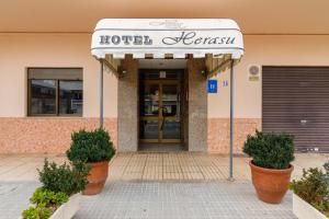 una señal de renovación del hotel frente a un edificio en Hotel Herasu, en Peñíscola