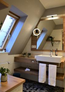 een badkamer met een wastafel en een groot raam bij Ratskeller Wiedenbrück in Rheda-Wiedenbrück