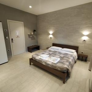 カンピ・ビゼンツィオにあるAnda e Riandaのベッドルーム1室(ベッド1台、タオル2枚付)