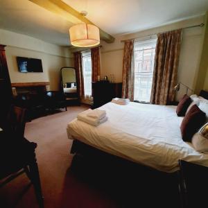 Giường trong phòng chung tại The Kings Head Hotel +49 ảnh