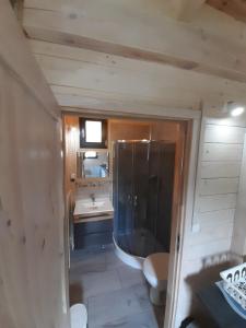 une salle de bain avec une baignoire, des toilettes et un lavabo dans l'établissement Domki Letniskowe Kaja, à Rewal