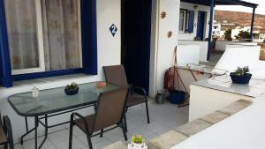 a patio with a table and chairs on a balcony at Galazio Kyma in Agios Ioannis