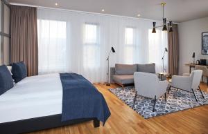 1 dormitorio con 1 cama y sala de estar en Fosshótel Reykholt en Reykholt
