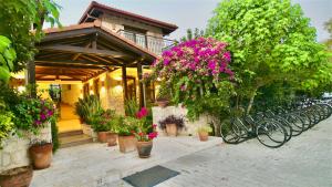 un grupo de bicicletas estacionadas junto a una casa con flores en Renka Hotel & Spa, en Göcek