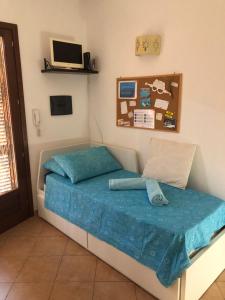 - une chambre avec un lit et une couette bleue dans l'établissement Tiffany 2, à Palau