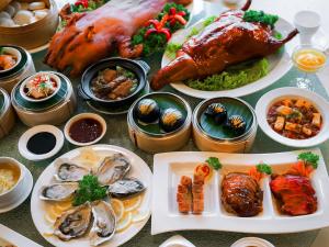 una mesa cubierta con platos de comida con diferentes alimentos en Swissotel Bangkok Ratchada en Bangkok