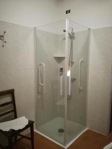 雷吉奧洛的住宿－Agriturismo Boschi，浴室里设有玻璃门淋浴