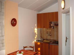 eine kleine Küche mit einem Tisch und einem Waschbecken in der Unterkunft Apartments Percan 448 in Krnica
