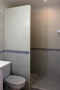 een badkamer met een toilet en een douche bij Apartamento Saura in Cala en Blanes