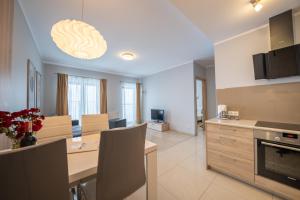 Kuchyňa alebo kuchynka v ubytovaní RentPlanet - Apartamenty Górna Resorts