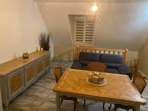 un salon avec un canapé et une table dans l'établissement CHEZ MARIA ET JOSE, à Coucy-le-Château-Auffrique
