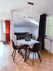 Część wypoczynkowa w obiekcie Ferienwohnung Karasek mit Seeblick