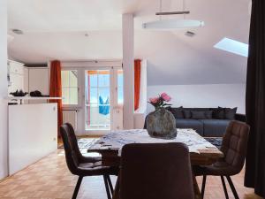 Kuchnia lub aneks kuchenny w obiekcie Ferienwohnung Karasek mit Seeblick