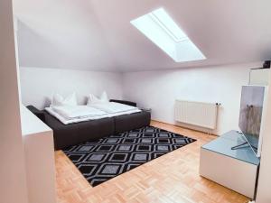 sypialnia z łóżkiem i świetlikiem w obiekcie Ferienwohnung Karasek mit Seeblick w mieście Sattendorf