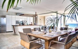 馬略卡島帕爾馬的住宿－Villa Molinar，厨房以及带桌椅的用餐室。