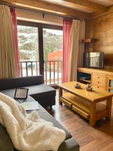 a living room with a couch and a coffee table at Apartaments Gran Vall in La Molina