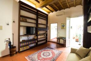 a living room with a couch and a tv at Casa Ghibellina - city center with outdoor space! in Florence