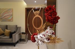 a living room with red and white flowers and a mirror at شقة فاخرة بالخبر- حي الحمراء in Al Khobar