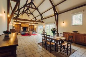 Clos Celeste - campagne d Etretat avec piscine et spa的休息区