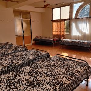 Bedspace Living في أودوبي: غرفة بسريرين ونوافذ
