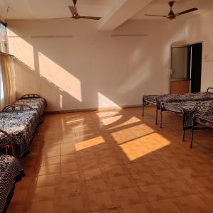 Zimmer mit Bettreihen in einem Zimmer in der Unterkunft Bedspace Living in Udupi