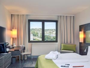 Postel nebo postele na pokoji v ubytování Mercure Hotel Koblenz