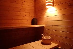 Habitación de madera con balde en un estante en Le Belvédère : chambres et table d'hôtes en Montmélian
