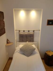 A bed or beds in a room at Affittacamere I Gatti delle 5 Terre