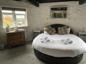 Un pat sau paturi într-o cameră la Playden Oasts Hotel