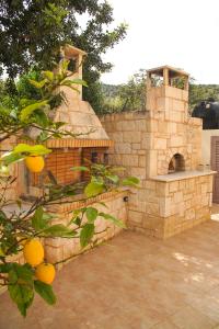 una cocina al aire libre con horno en un edificio de piedra en Legno Bianco, en Stalida