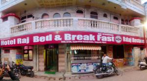 un edificio con un cartello rosso sulla parte anteriore di Hotel Raj ad Agra