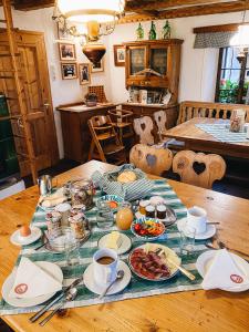 una mesa con desayuno y café. en Bauernhof Ablass, en Göstling an der Ybbs