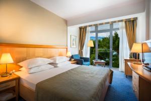 Postel nebo postele na pokoji v ubytování Aminess Vival Grand Azur Hotel