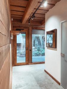 una habitación vacía con puerta y ventanas en Villa Gaida, en Saulkrasti