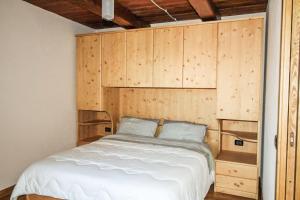 Un pat sau paturi într-o cameră la Snowflake Appartamenti Jouvenceaux