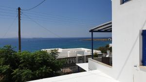 a view of the ocean from a white building at Galazio Kyma in Agios Ioannis