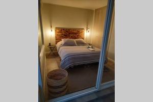 1 dormitorio con 1 cama y puerta corredera de cristal en Hermoso depto en Las Cruces con laguna artificial, en Las Cruces