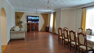 ein Esszimmer mit einem Tisch und Stühlen in der Unterkunft Дом с бассейном и сауной in Boryspil