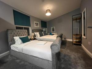 um quarto com duas camas e um sofá em Modern Studio in King's Cross and St Pancras em Londres