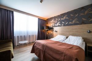 a hotel room with a bed and a window at Bø Hotel in Bø +28 photos