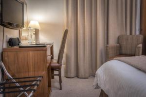 Postel nebo postele na pokoji v ubytování Mackays Hotel