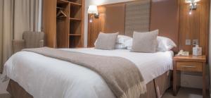 Postel nebo postele na pokoji v ubytování Mackays Hotel