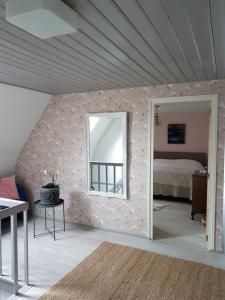 1 dormitorio con 1 cama y ventana en una habitación en TERP WONING bij Schiermonnikoog "Op de Terp" Noordoost Friesland, en Ee