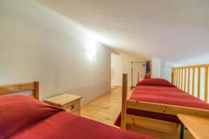 sypialnia z 2 łóżkami i przedpokój z: w obiekcie Apartment Andrea 329 w mieście Vodnjan