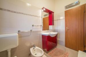 Łazienka z białą toaletą i umywalką w obiekcie Apartment Andrea 329 w mieście Vodnjan +27 zdjęć