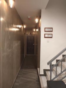 een hal met een deur en een trap in een gebouw bij Just Austin Guesthouse in Ipoh