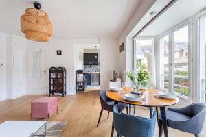 uma sala de jantar com mesa e cadeiras em L'Astrolabe em Dinard