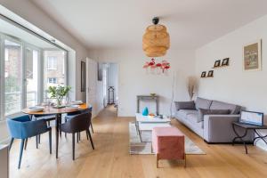 sala de estar con mesa y sofá en L'Astrolabe, en Dinard